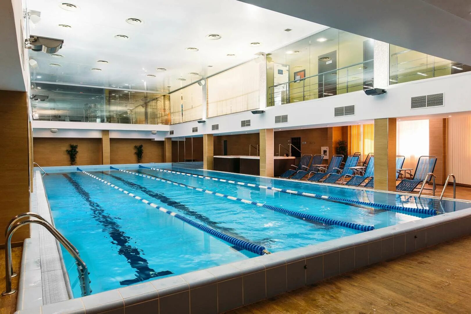 My fit lab марьина роща. Тренажерный бассейн. Фитнес-клуб wegym ферганская. World class хамовники. Спортзал с бассейном.