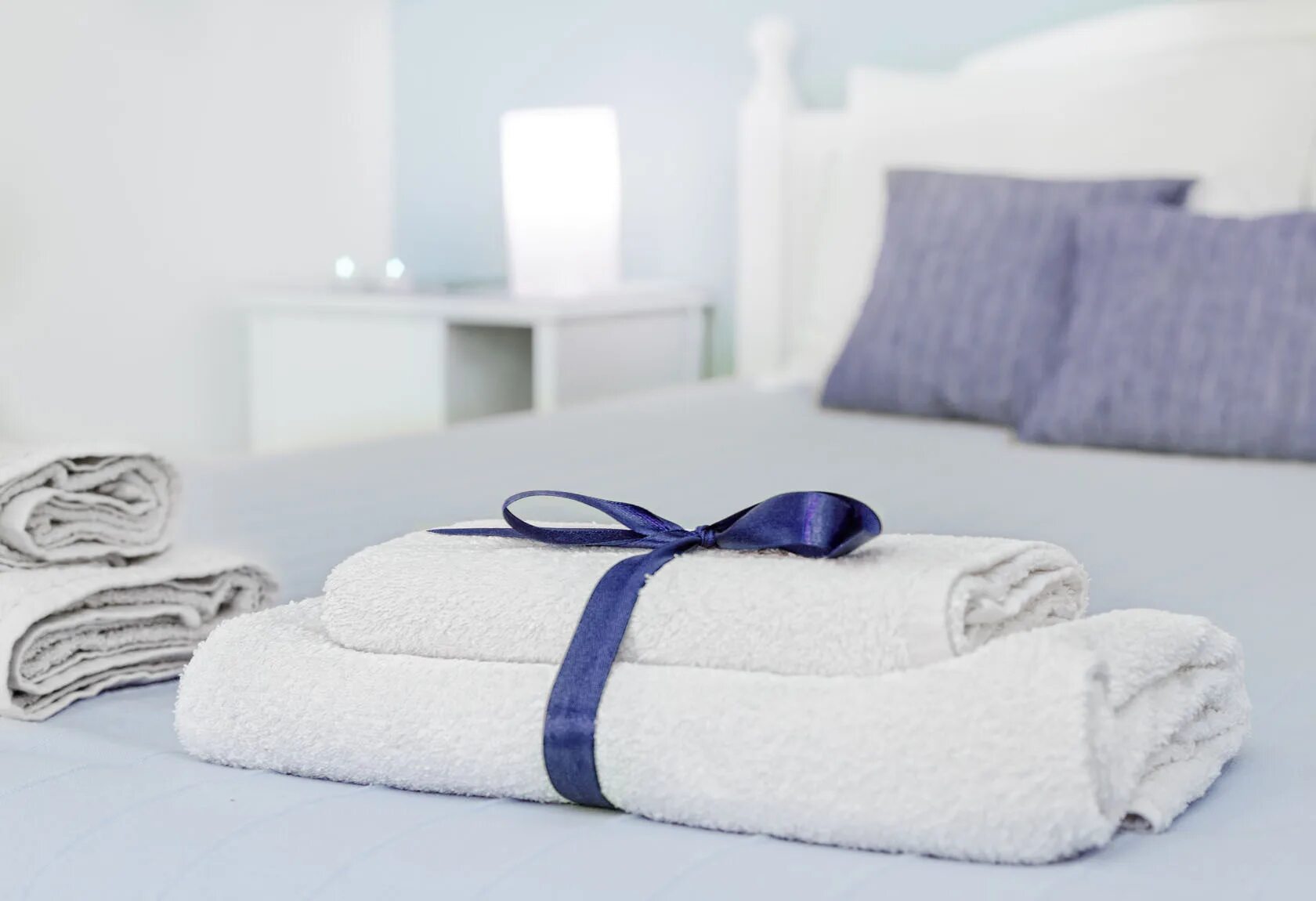 Полотенце на кровати. Постельное белье и полотенца. Красивые полотенца. Полотенца в интерьере. Полотенца для гостиниц.