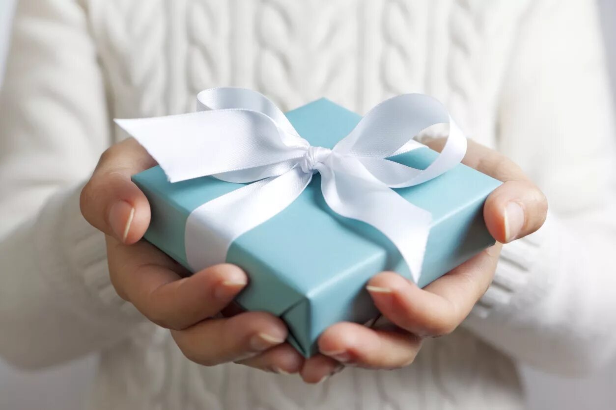 Подарок Blue. Gift Box with hand. Giving Gifts.. Подарок здоровый сон. Present posting