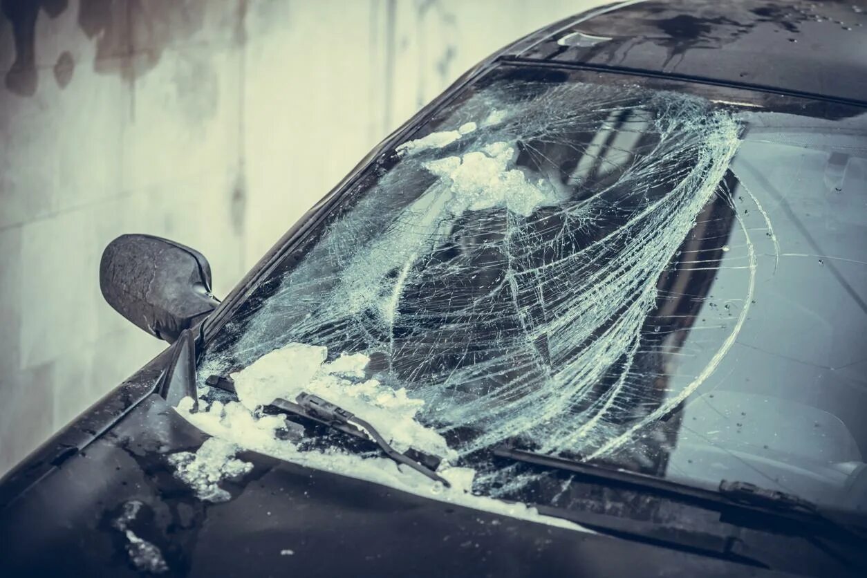 Разбитые треки. Проломанное лобовое стекло. Треснувший лед от машины. Лобовое стекло после падения льда. Машина со сломанной крышей.
