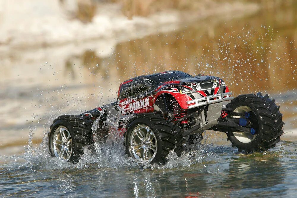 Traxxas e maxx. Радиоуправляемая модель полноприводного монстра traxxas e-maxx.. двигатель traxxas maxx 1/10.