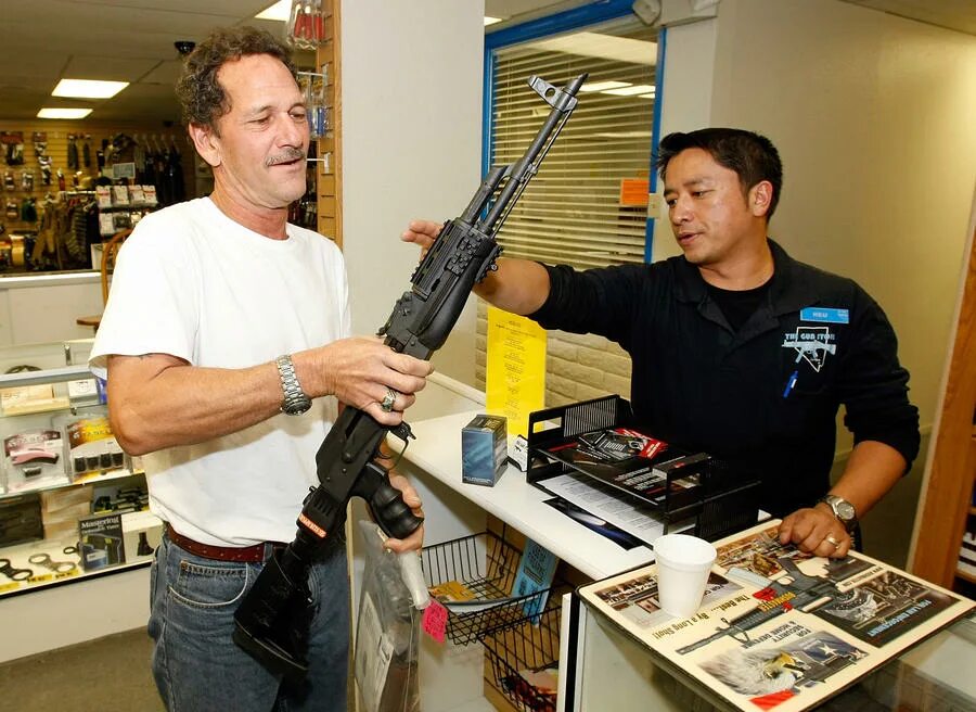 люди боящиеся оружия. человек с пистолетом целится. право на оружие.