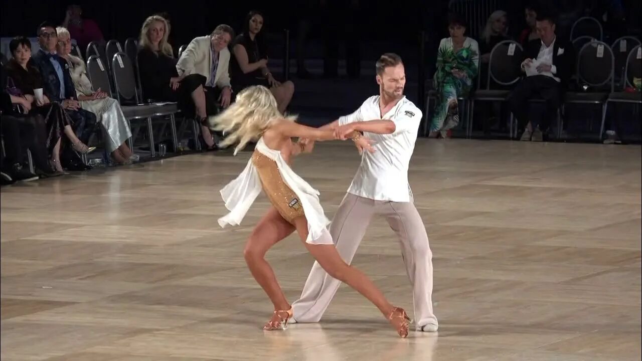 Дворовые красивые девчонки. Парень сосед. Девушка с соседнего двора. Девчонки на даче. Миранда керр 2023.