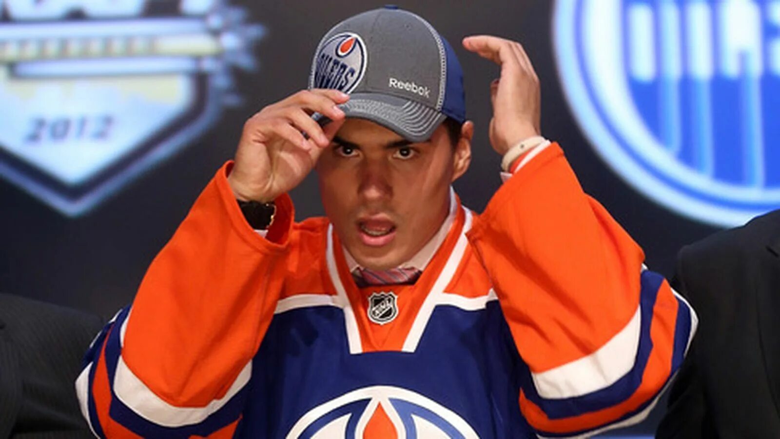 Морган райлли хоккеист. Наиль раилович якупов. Логотипы нхл 2010. Нксикров в нхл 2012. Нхл логотип.