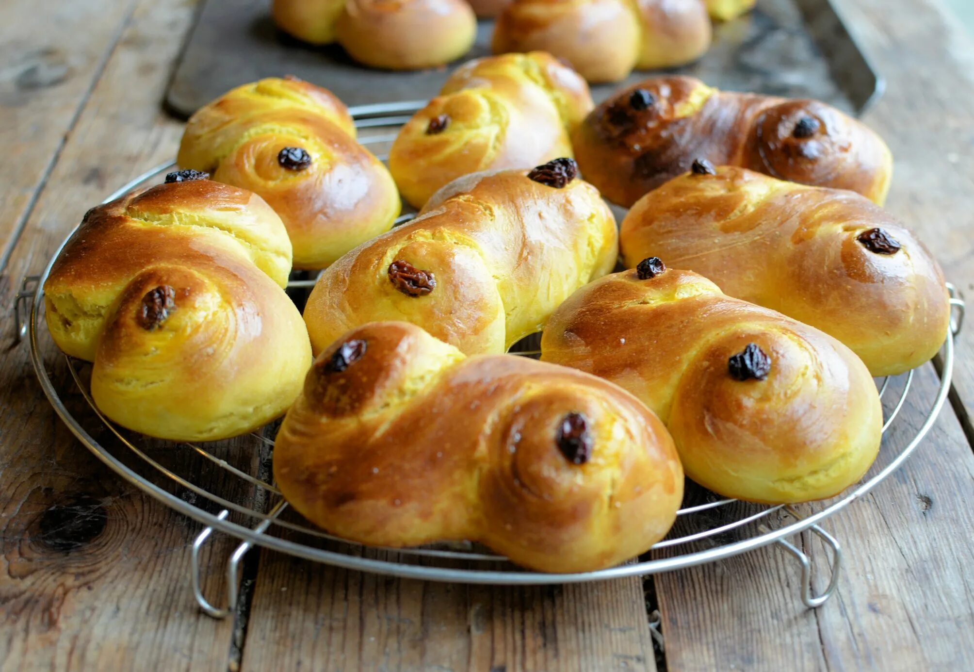 Sweet buns. Булочки люссекаттер. Saffron bun. Луссекатт. Buns "Chelsea" рецепт.