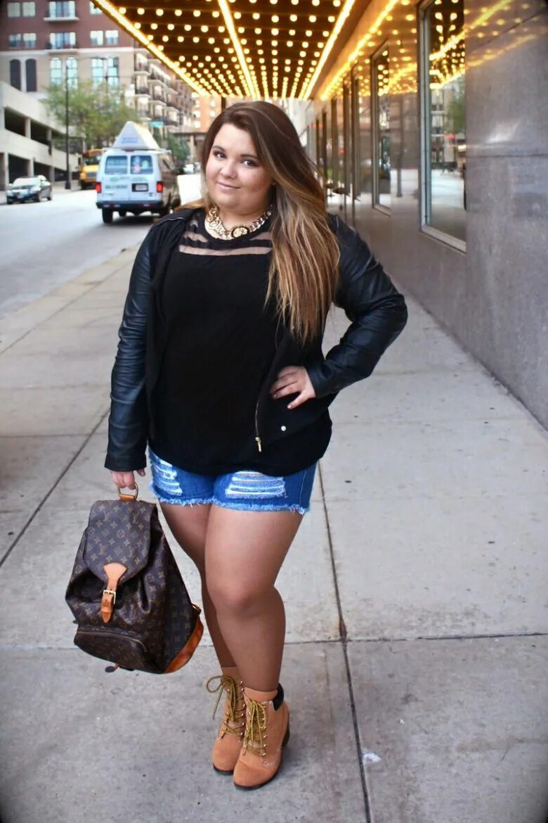 Виктория манас plus size. Фото полных девушек на улице. Милые полные девушки. Толстая модель эшли грэм. Полные девушки.