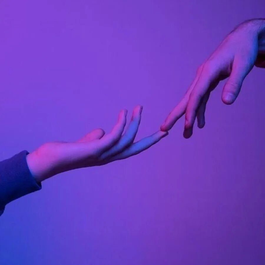 Почему рука фиолетовая. Эстетика розового и голубого. Мероприятие Эстетика. Рукопожатие фиолетовое. Самые длинные ногти в мире на руках.