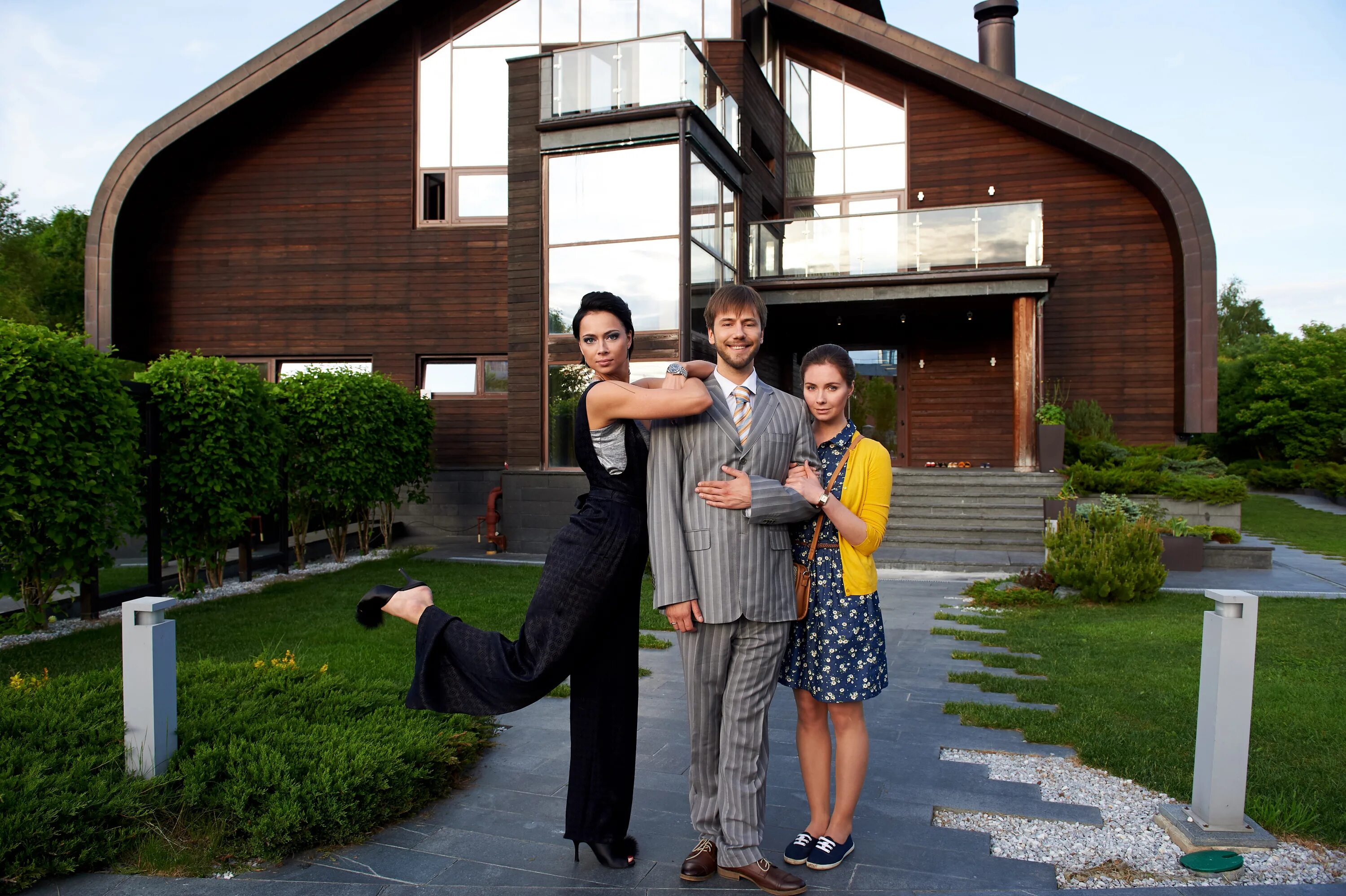 Человек у забора. Жена дачей брата. Семейные женщины на даче. Кем приходится муж родной сестры жене родного брата. Фазенда актер колесников жена.