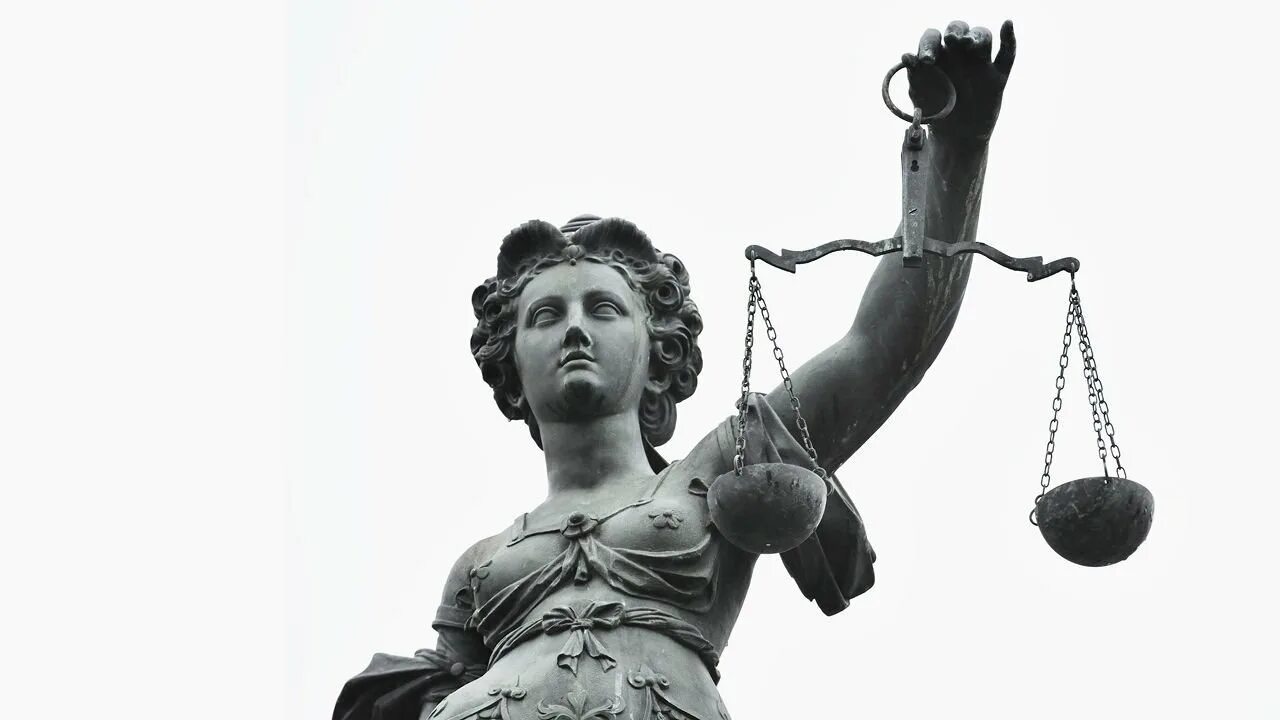 Справедливость у каждого своя. Джейсон стэтхэм мем. На чаше весов. Весы правосудия. Закон и справедливость.