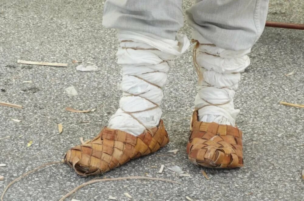 Лапти и онучи на руси. Онучи это в древней руси. Лапти с онучами в древней руси-. Онучи 19 век. Лапти обмотки для ног.