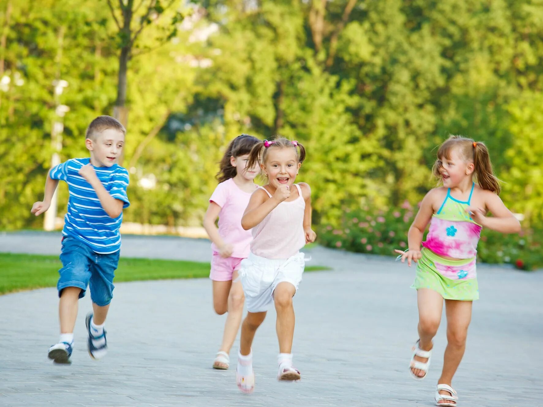 The child are running to the
