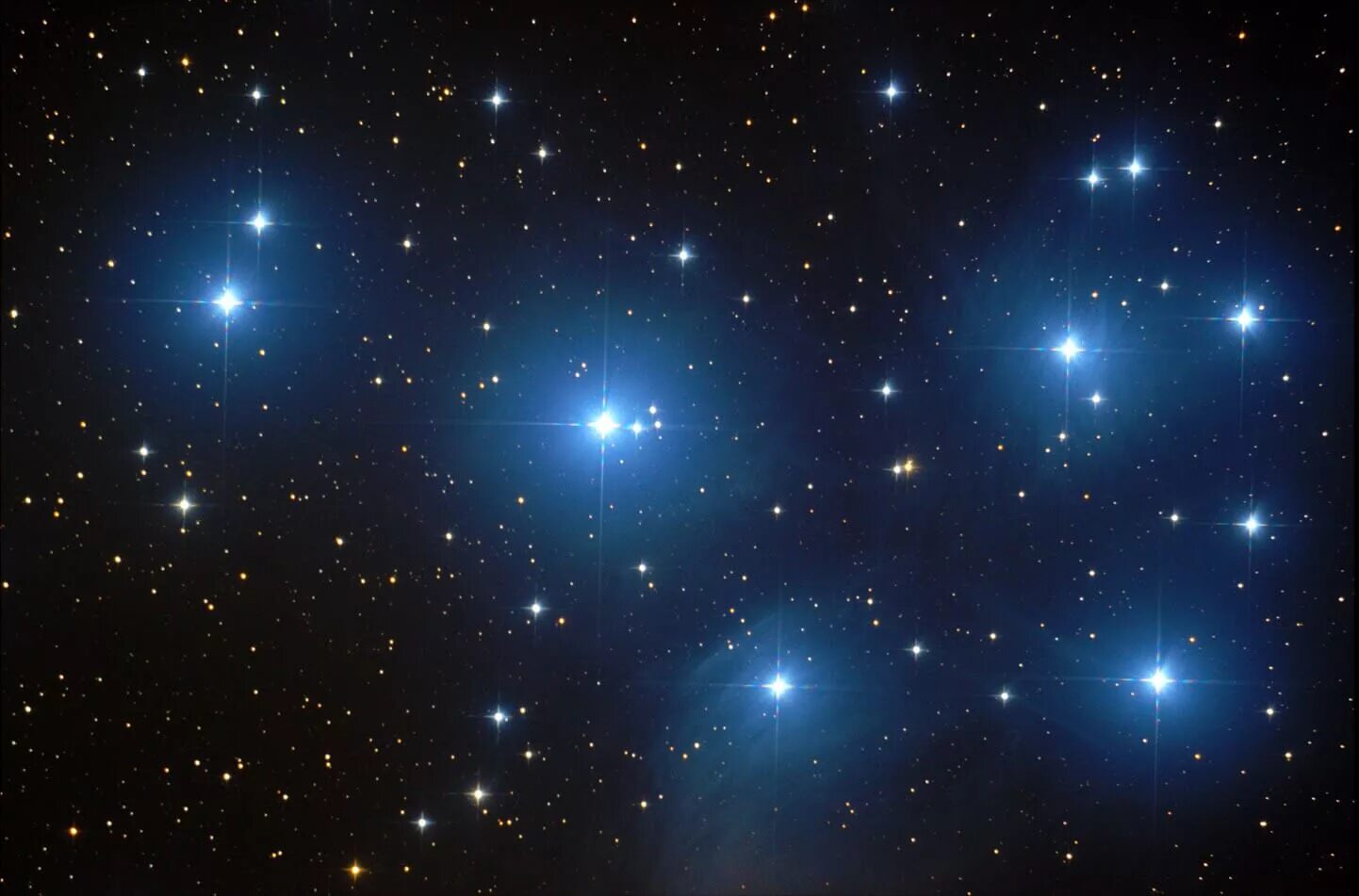 Как пройти три далекие звезды. Созвездие Плеяды. М45 Плеяды. Рассеянное Звёздное скопление Плеяды (m 45). Звездное скопление м45 Плеяды.