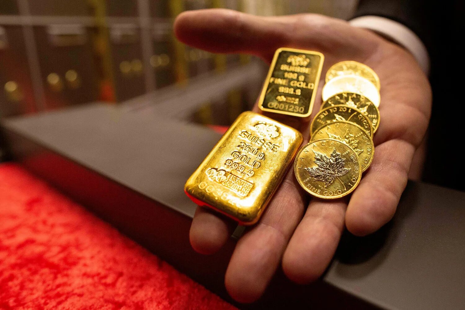 Золотой слиток 100 грамм. Золото в банках минска. Золото в банках минска. Слиток золота. Китайское золото.