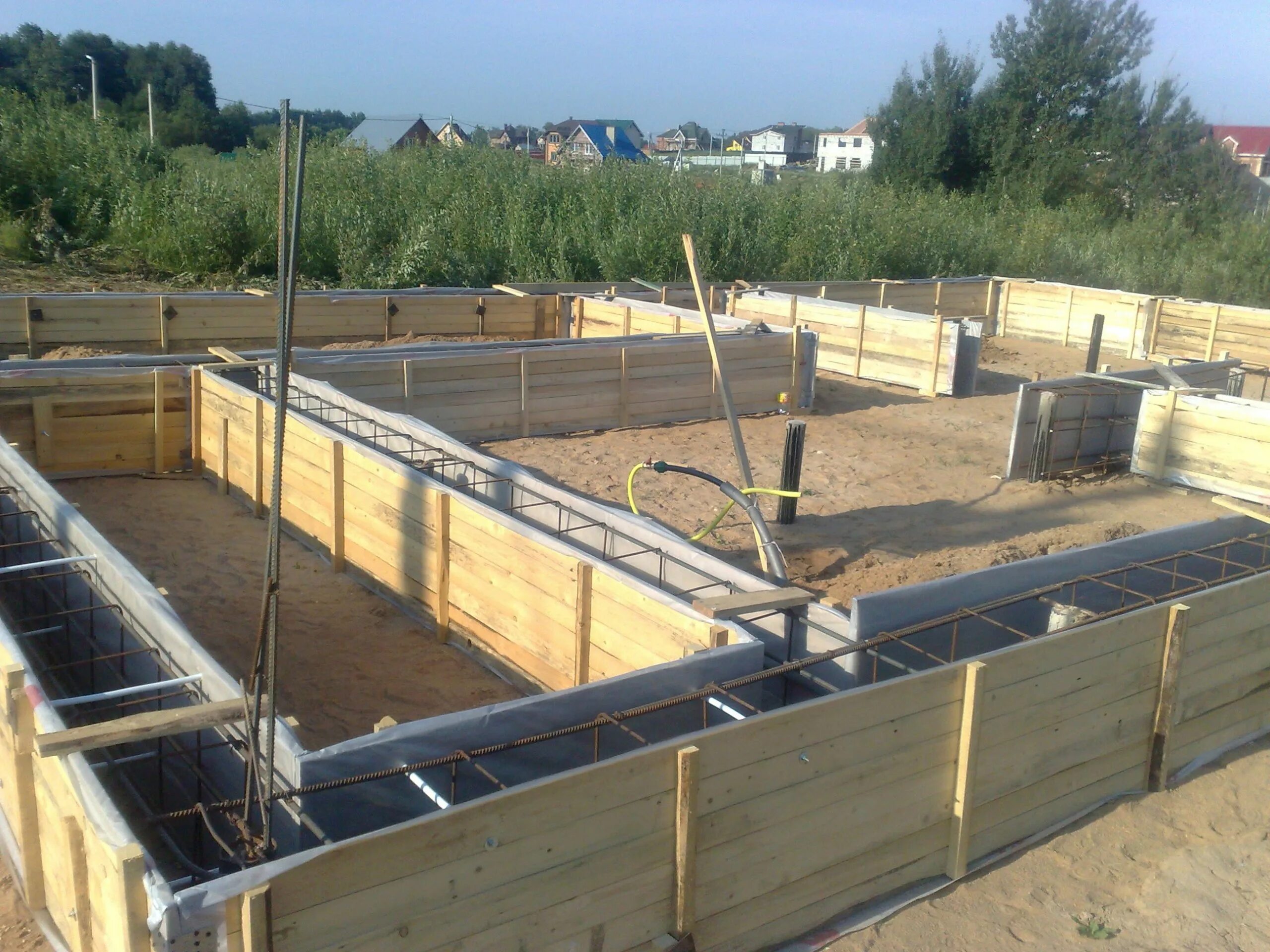 Опалубка для бетонирования фундамента. Строительные работы фундаменты. Ленточный фундамент. Заливка фундамента. Строительные работы фундаменты.