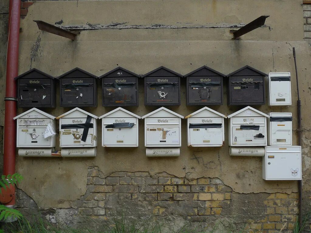 Где в россии самый высокий почтовый ящик. Почтовые ящики мира. Почтовые ящики во Франции. Коллективный почтовый ящик. Немецкие почтовые ящики.
