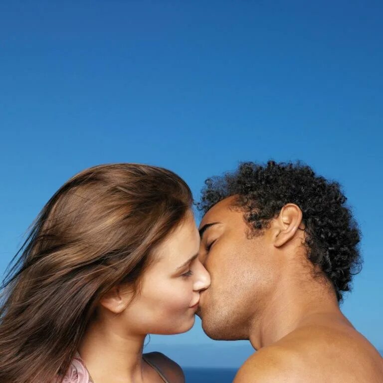 Счастливый мужчина со спины. Романтическая фотосессия. Визуализация любви. Мужчина обнимает женщину. Гармоничные отношения между мужчиной и женщиной.