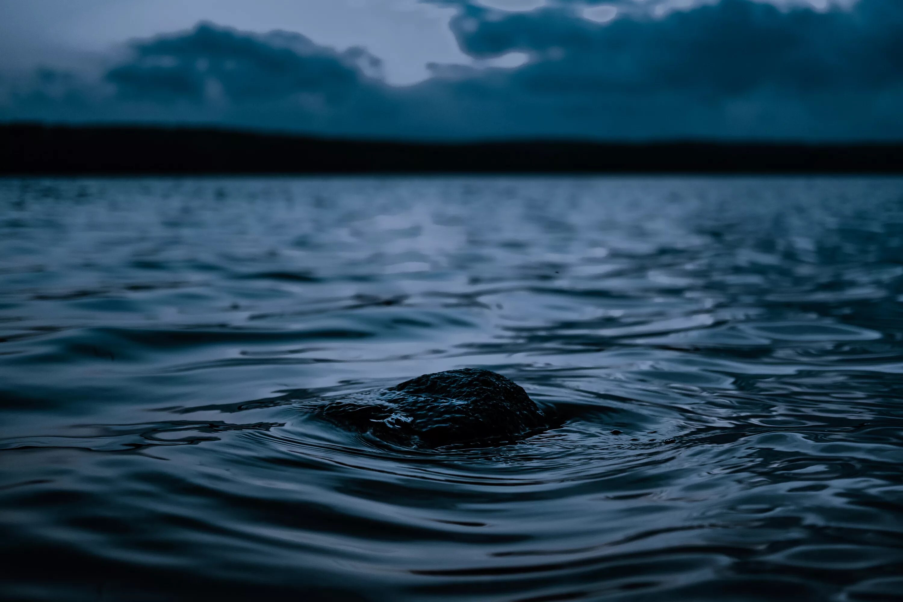 Какая вода в черном. Черная вода. темные воды. темные воды океана. море вода темная.