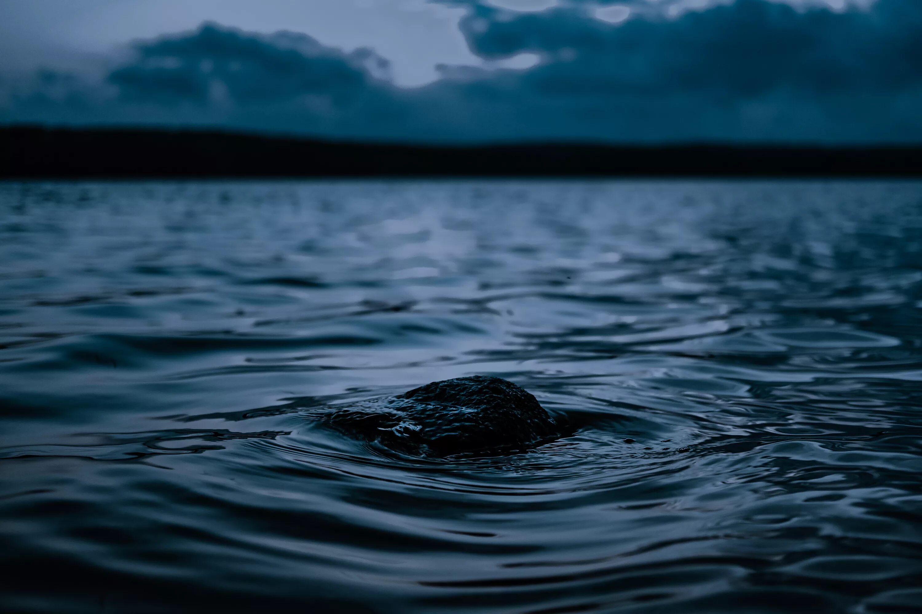 Черная вода. Темные воды. Темные воды океана. Красивая вода.