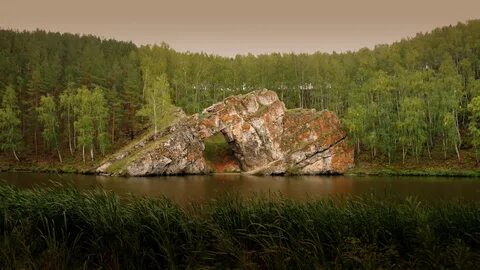 Озеро скалы лес