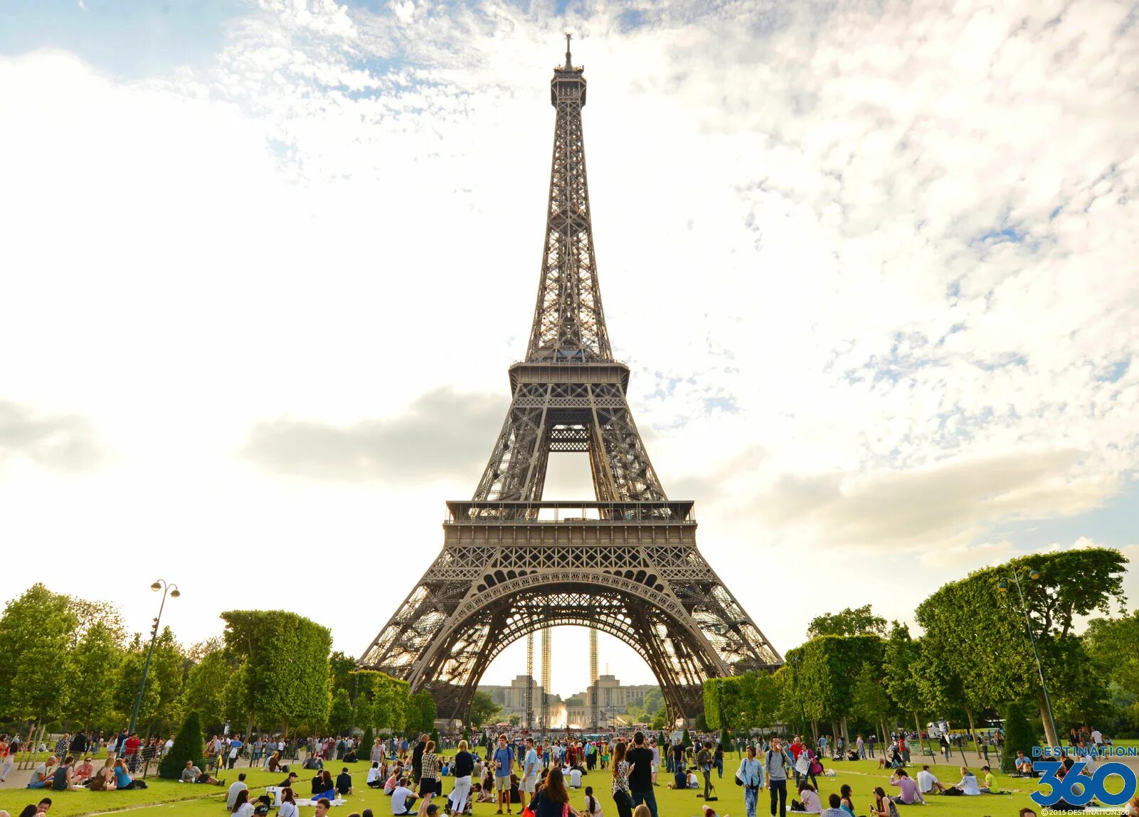 Лувр. Франция площадь перед лувром. Франция размер территории. Квадратная площадь франции. Трокадеро в париже.