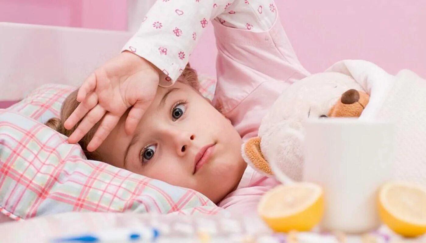 Простуда у ребенка 4. ОРВИ У детей. Ребенок болеет. Больной гриппом ребенок. Ребенок простыл.