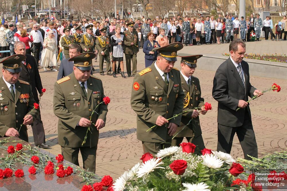 Сколько гвоздик на день победы. День победы возложение цветов. возложение гвоздик к памятнику. возложение цветов к памятнику 9 мая. гвоздики для возложения к памятнику.