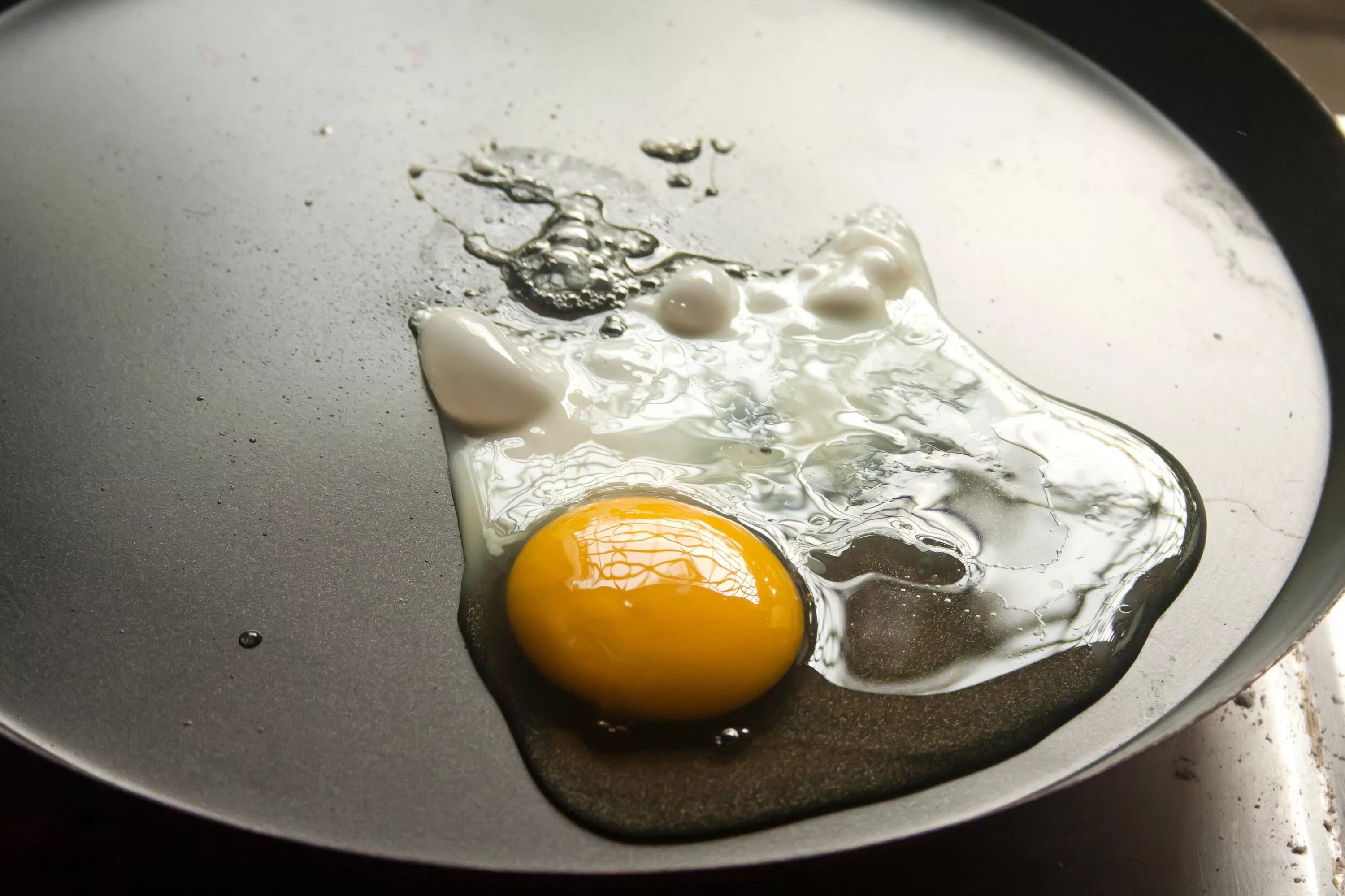 Краски на яичном желтке. Яичный желток. Еда яичница. Яйца в чашке. Яичница без желтка.