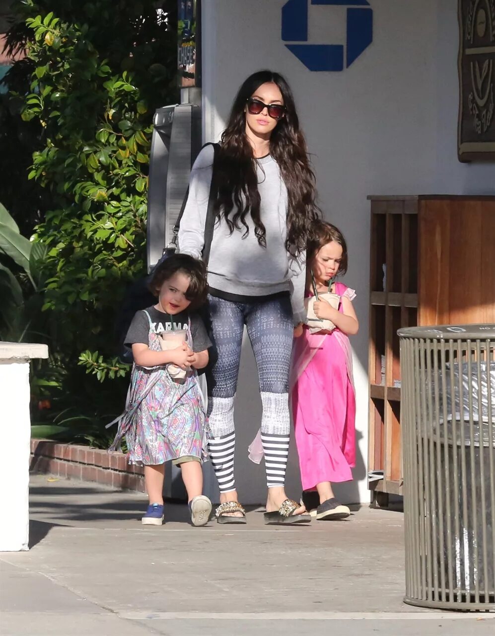 Меган фокс с сыновьями. Сын меган фокс ноа. Сыновья меган фокс 2021. Меган фокс дети. Меган фокс с сыновьями 2020.