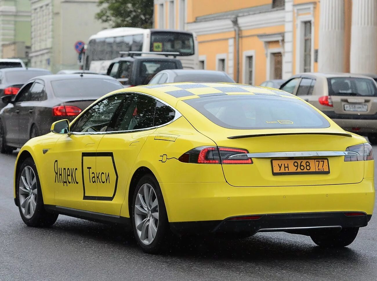 Тесла модель 3 такси. Тесла такси в Москве. Тесла такси Сочи. Желтые номера москва
