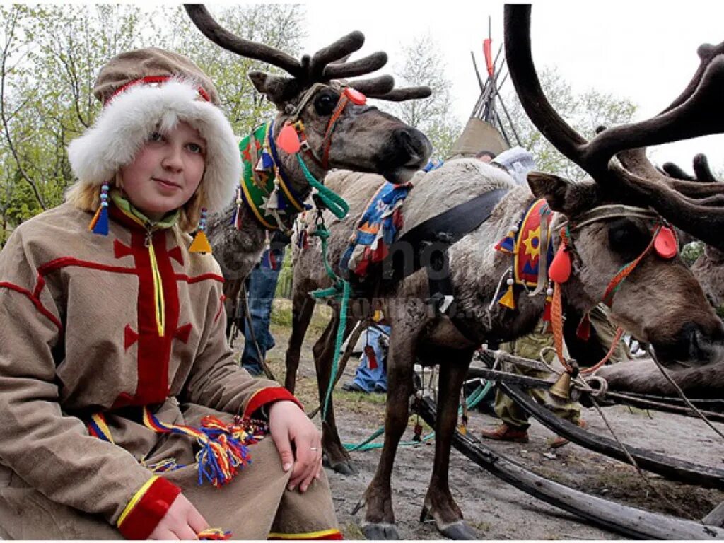 Саамы кольского полуострова карта. Национальный костюм саамов мурманской области. Лопари кольского полуострова. Кольский полуостров саамская деревня. Кольские саамы ловозеро.