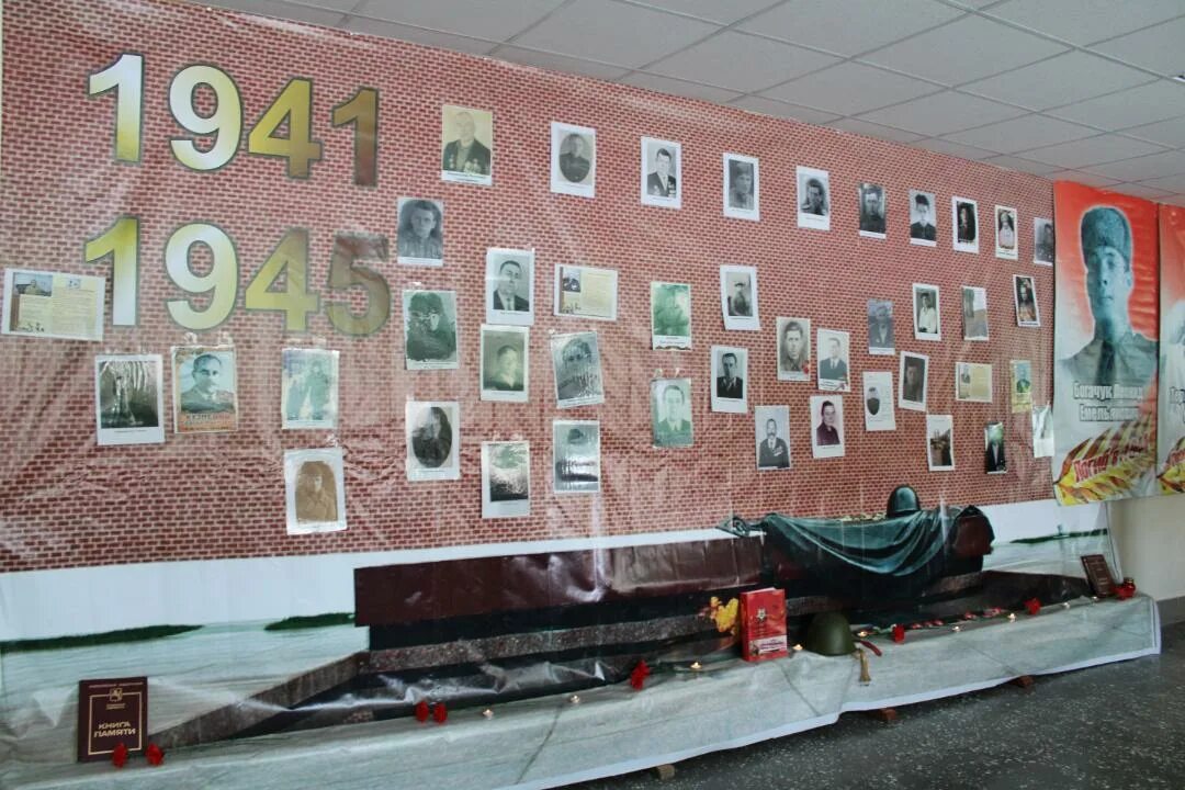 Стена памяти к 9 мая. Стена памяти. Стена памяти в школе. Стена памяти в детском саду. Стена памяти к 9 мая в школе.