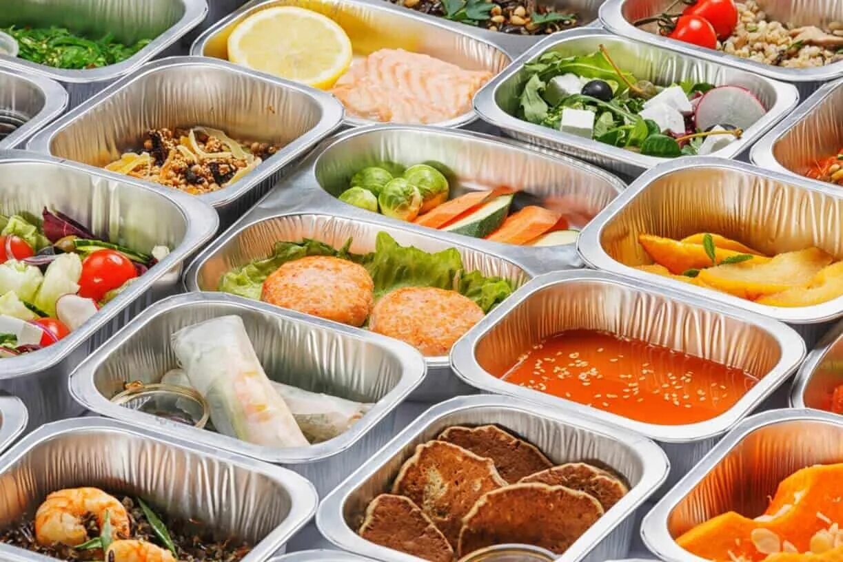 Обед в кафе. Контейнер для еды. Свежий салат из овощей с киноа и мятой. Столовая. Городская столовая.