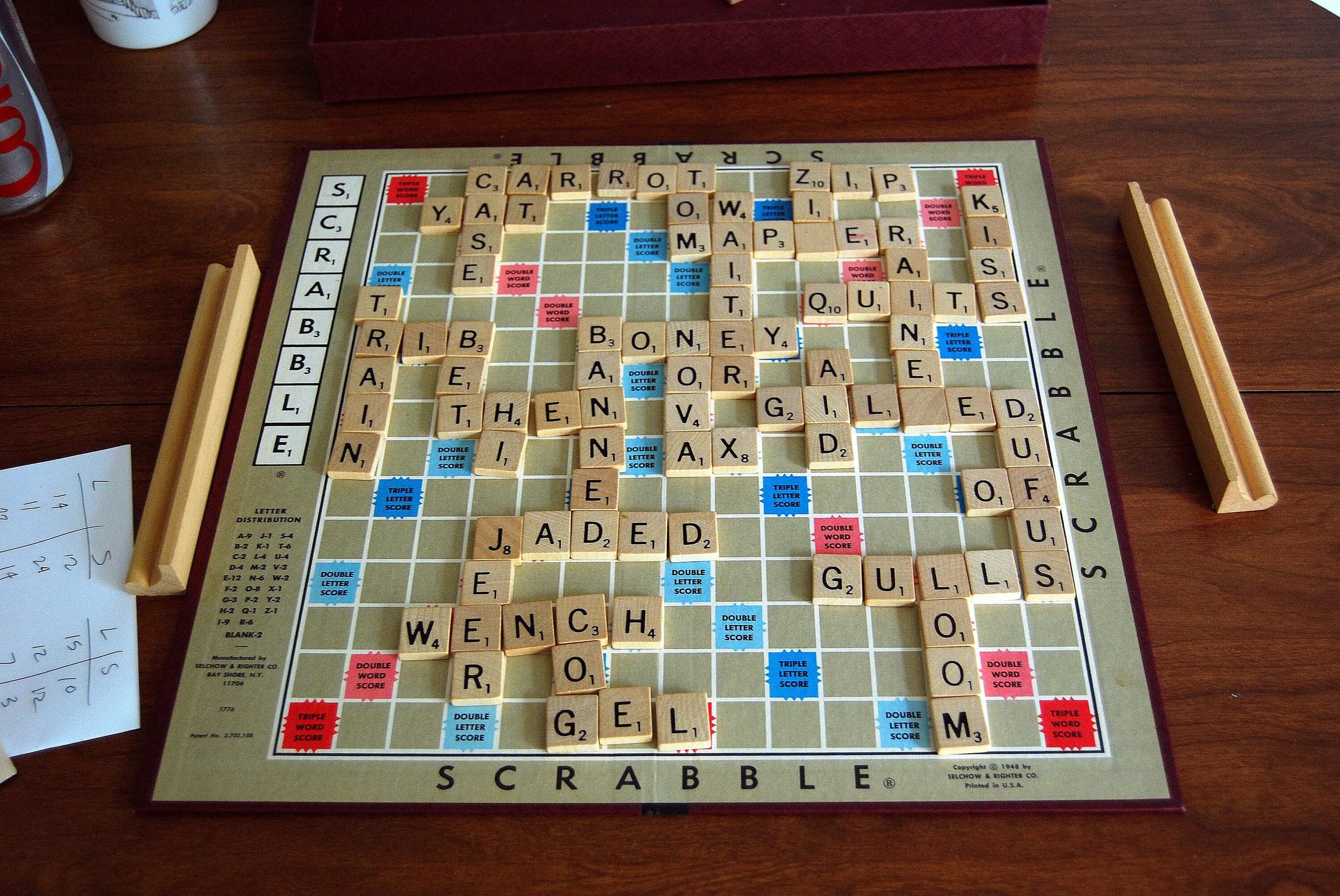 How do you play scrabble with leslie