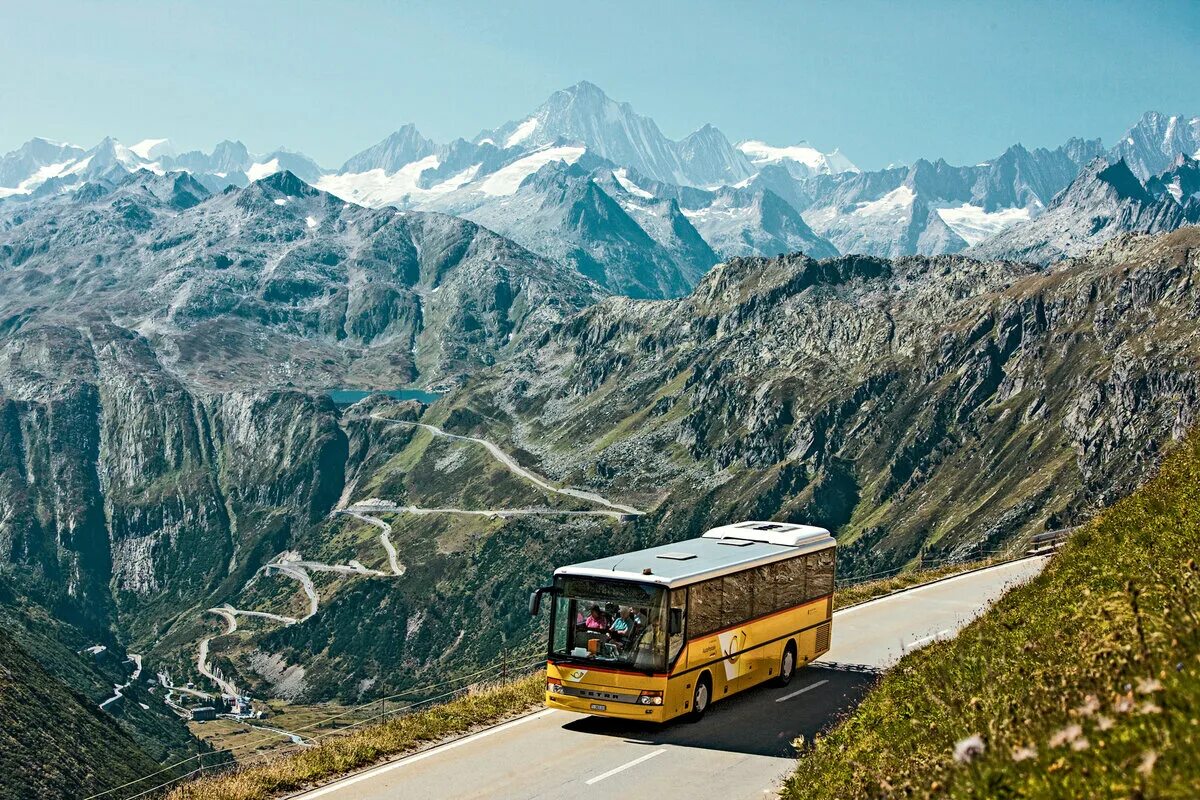 Автобус едет в горы