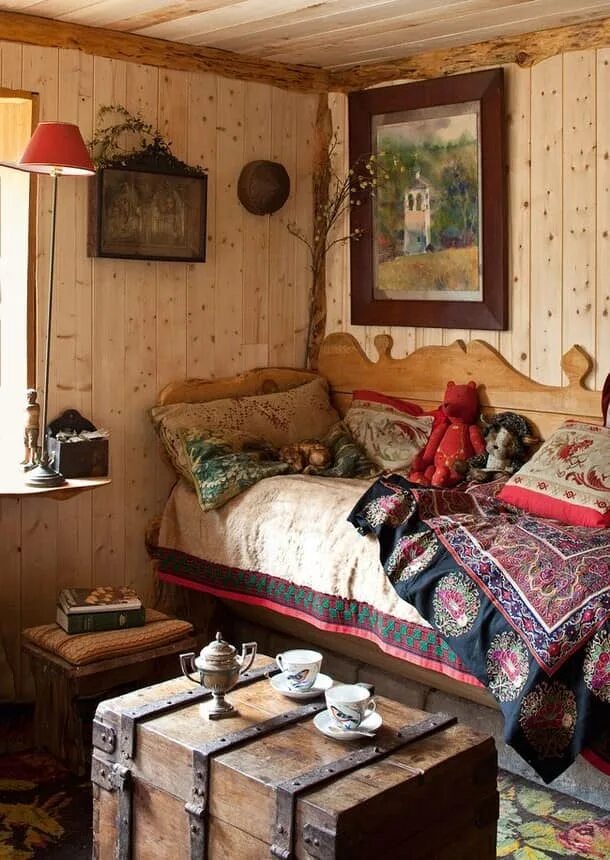 Комната на старой даче. Деревенский стиль в интерьере. Комната в деревенском стиле. Спальня в деревенском стиле. Интерьер спальни в деревенском доме.