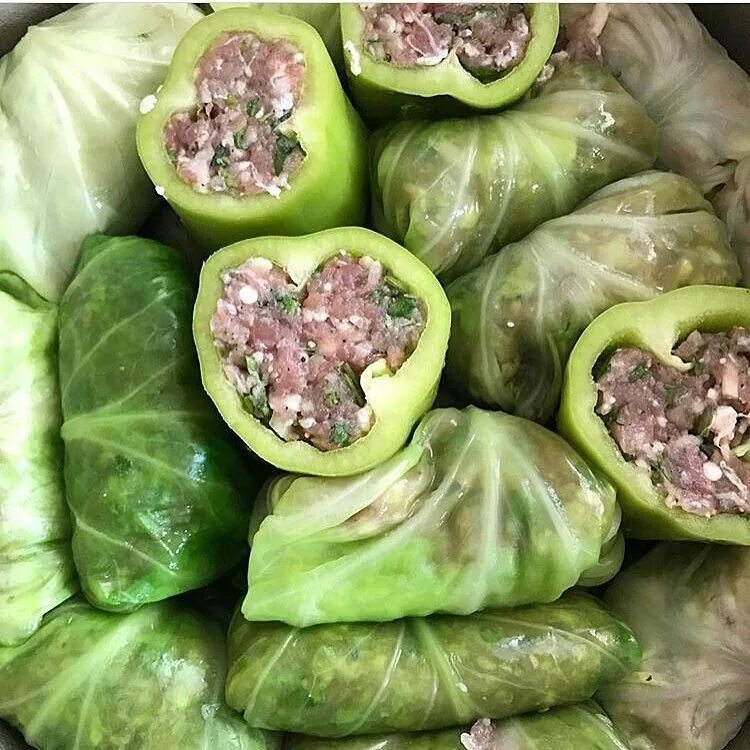 Капуста рис мясо как называется. Фаршированный перец долма. перцы долма фаршированные мясом. голубцы долма перец. голубцы и перец фаршированный.