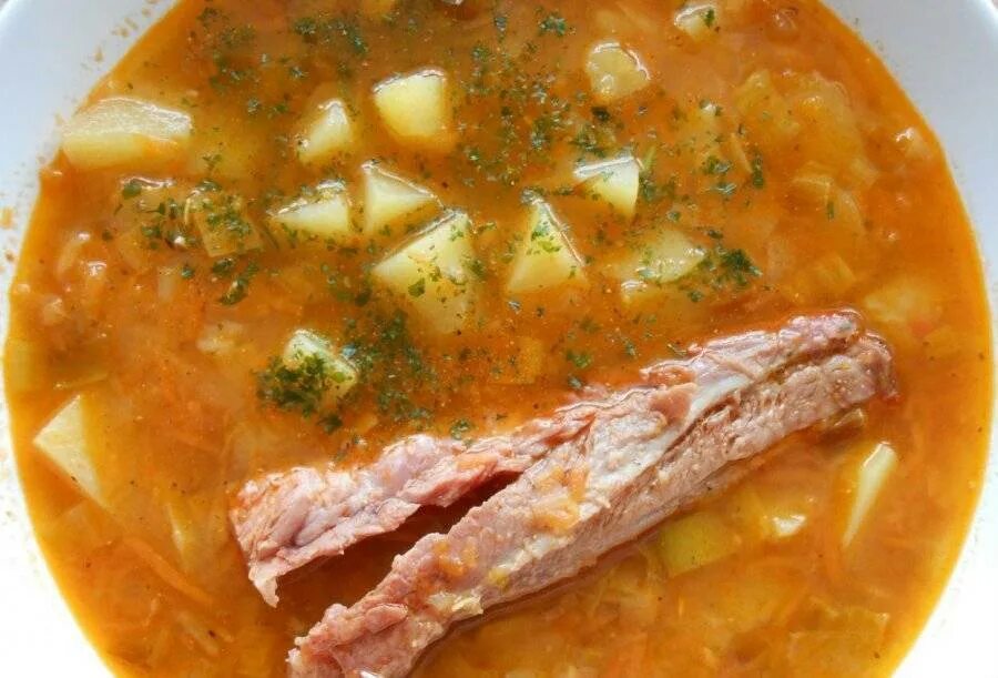 Суп гороховый с копчен ребрами. Гороховый суп с копчеными ребрышками. суп гороховый с копченостями. гороховый с копчеными ребрышками. гороховый суп с копченостями ребрышками.