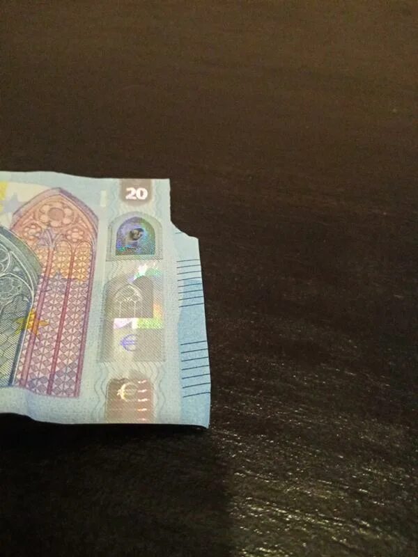 Старое евро. Люминесцентная подсветка банкноты евро. Мятые евро. Принимаются ли банком ветхие купюры евро.