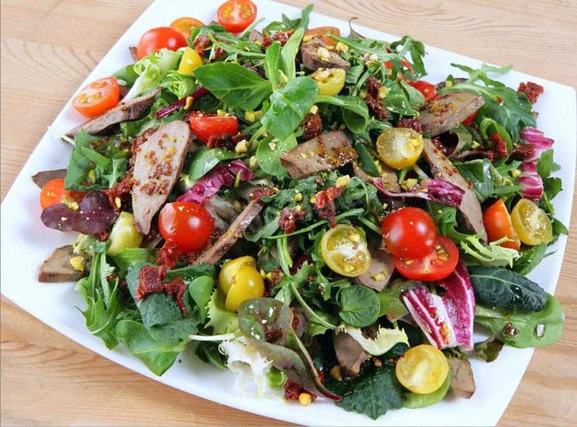 Руккола с куриной печенью. Салат с куриной печенью и рукколой. салат теплый с куриной печенью и рукколой. салат из куриной печени с рукколой. руккола с печенью.
