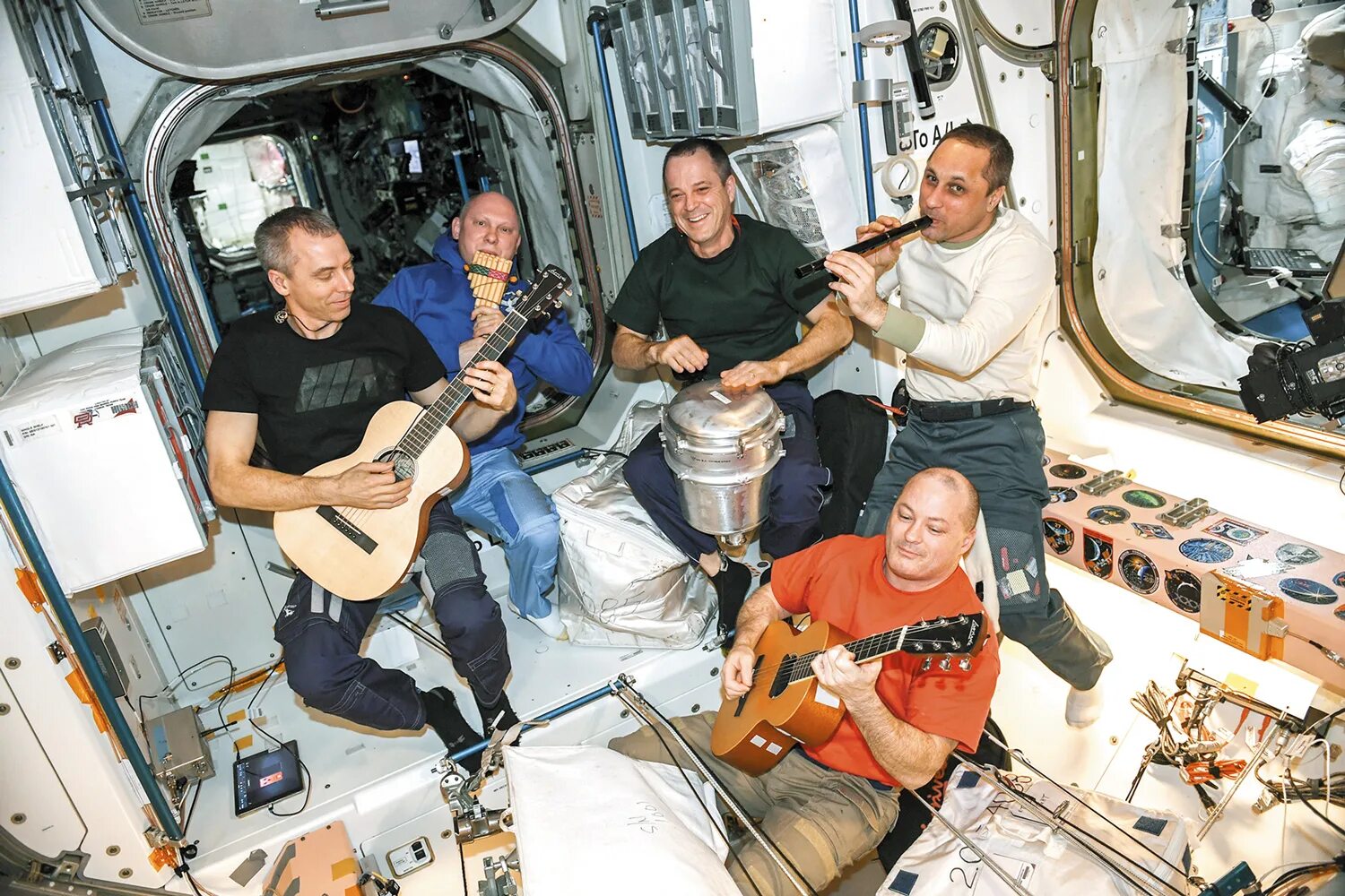 Сколько человек проводит в космосе. Жизнь Космонавтов на МКС.