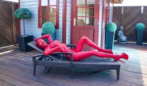 Kylie fucks her sex toy and a panda (53 photo) .