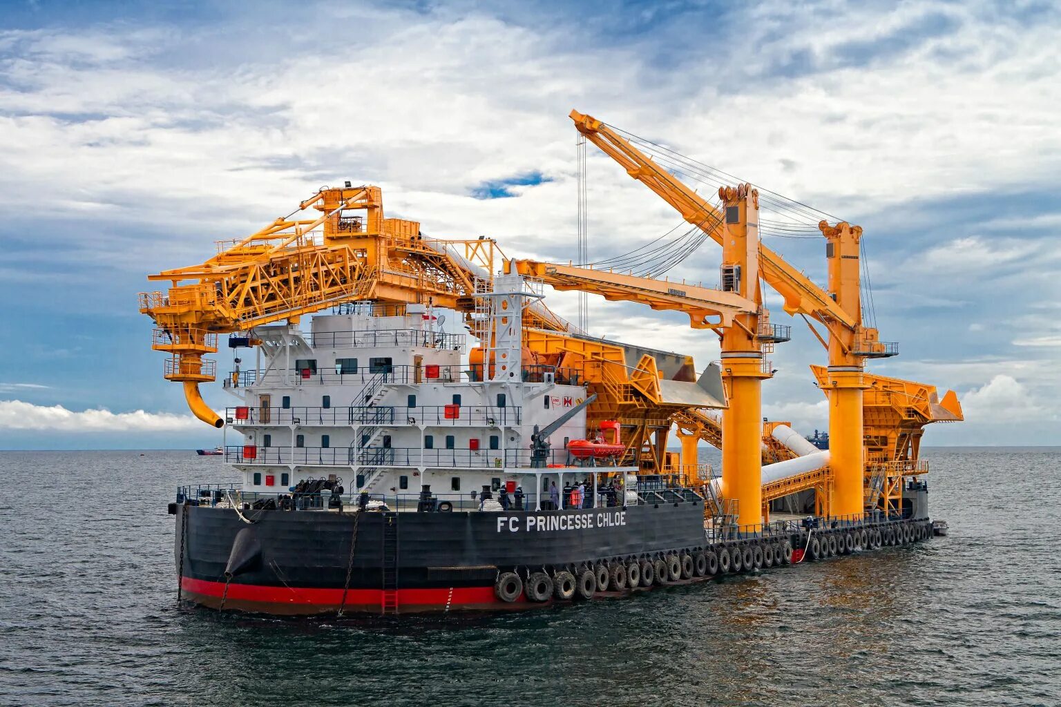 Ship to use. Ship to use. Ship to use. Кильдин танкер. Швартовка корабля в море.