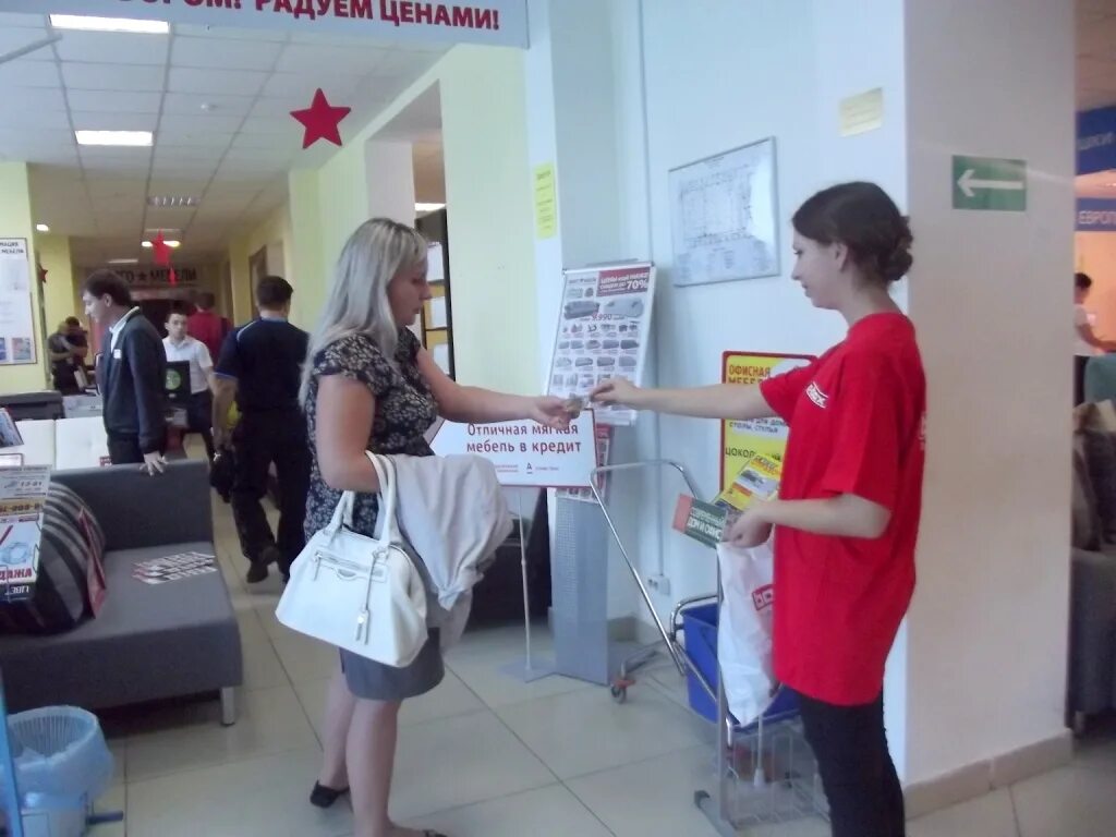 Раздача листовок барнаул. Раздача листовок на улице. Раздача листовок барнаул. Фото раздача листовок по пдд на улице. Промоутер барнаул.