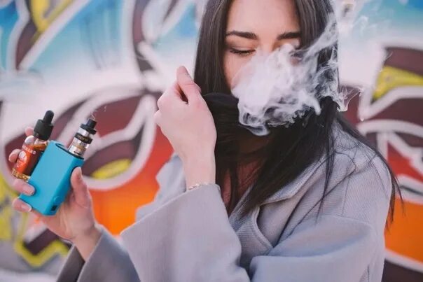 Где можно найти вейп на улице. Вейп эстетика. девочки с вейпом на улице. нашел вейп на улице. двм вейп.