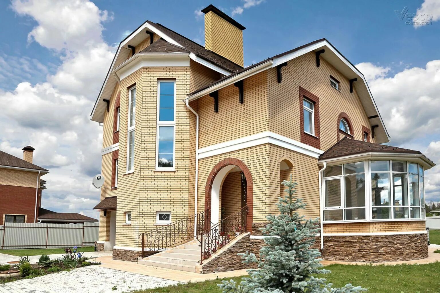 Более 500 кв м. М. Более 500 кв м. Кирпичный дом 300 кв. 300 кв м.