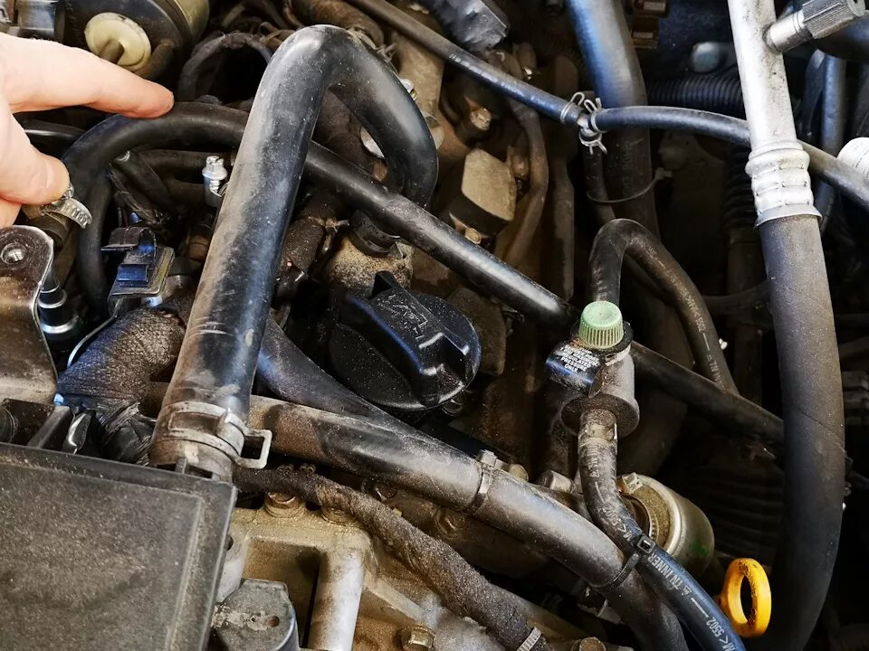 Снятие бензиновых форсунок пежо 308. Nissan pathfinder vq40 вентиляция картерных газов. Течет дизель из под форсунки. Клапан обратный камаз коммон рейл. Bmw n13 патрубок охлаждения т.