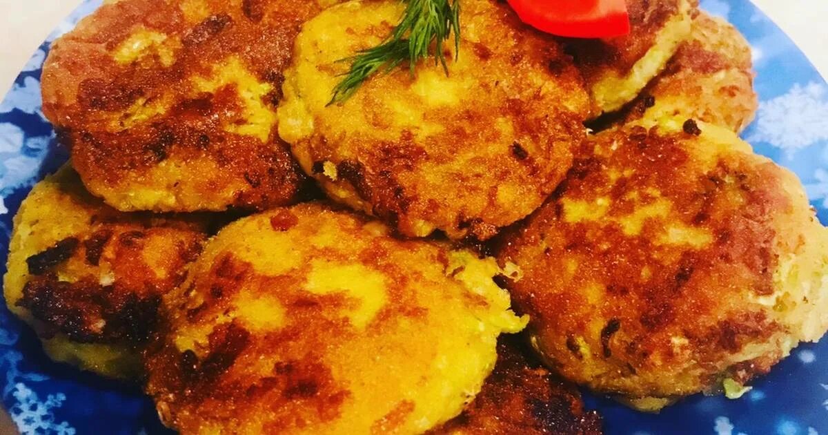 Вкусный рецепт котлет из кабачков. Котлетки из кабачков. Котлеты из кабачков и сыра. Котлеты из кабачков с сыром. Котлетки с кабачками и сыром.