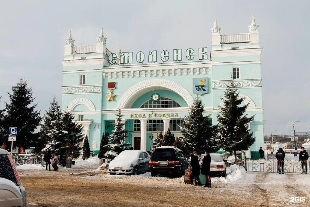 Парк на вокзале вязьма. Красный бор вокзал смоленск. Вокзальная площадь 1 смоленск. Привокзальная площадь хабаровск. Смоленский вокзал в смоленске.