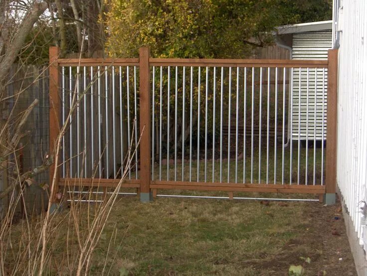 Забор снизу. Ограждение под забором от собак. Сетка от собак под забор. Ограждения от собак под воротами. Ограждение низа забора.