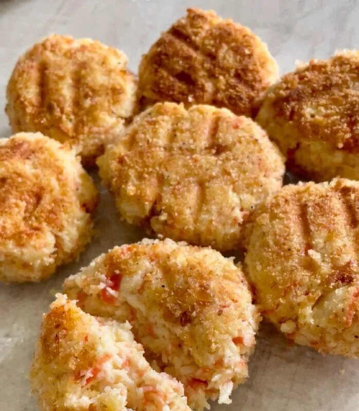 Обваляли в панировочных сухарях. Крабовые котлеты. Рыбные котлеты в сухарях. Котлеты в муке. Обвалять в панировочных сухарях.